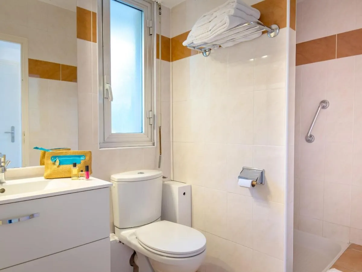 Appartement 2 Pieces Avec Terrasse - Plage A 50M - Climatise - Proche Gare Et Commerces - Fr-1-466A-4 Saint-Raphael  Apartment